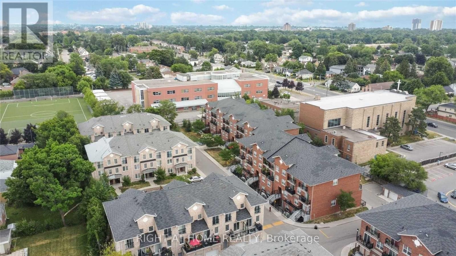 












28 STRANGFORD LANE

,
Toronto (Clairlea-Birchmount),




Ontario
M1L0E4

