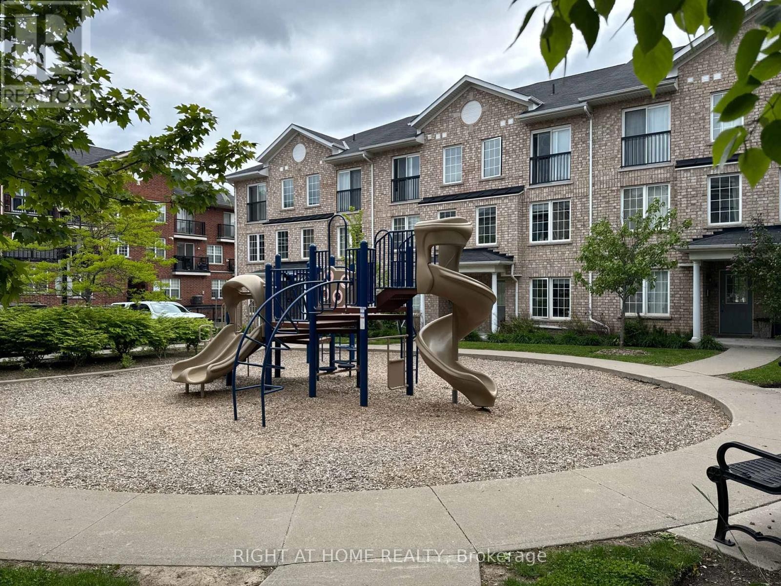 












28 STRANGFORD LANE

,
Toronto (Clairlea-Birchmount),




Ontario
M1L0E4

