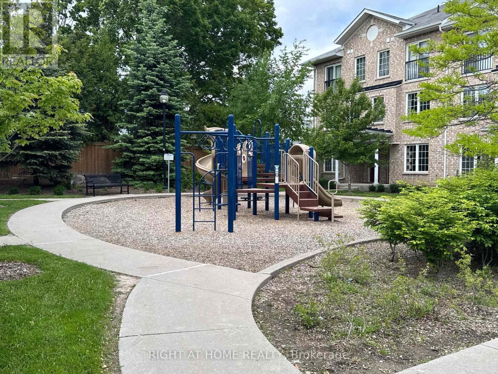 












28 STRANGFORD LANE

,
Toronto (Clairlea-Birchmount),




Ontario
M1L0E4


