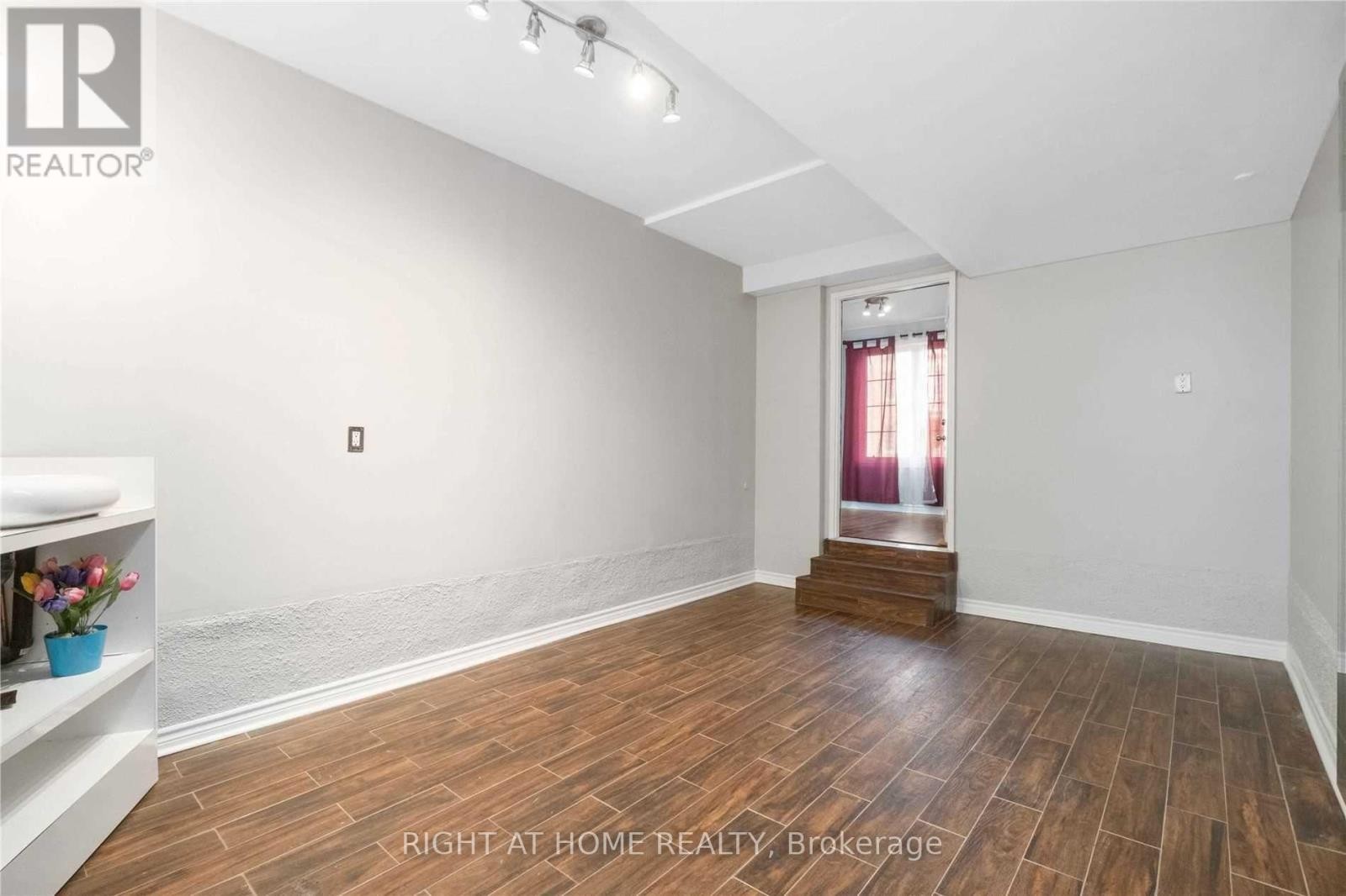 












28 STRANGFORD LANE

,
Toronto (Clairlea-Birchmount),




Ontario
M1L0E4

