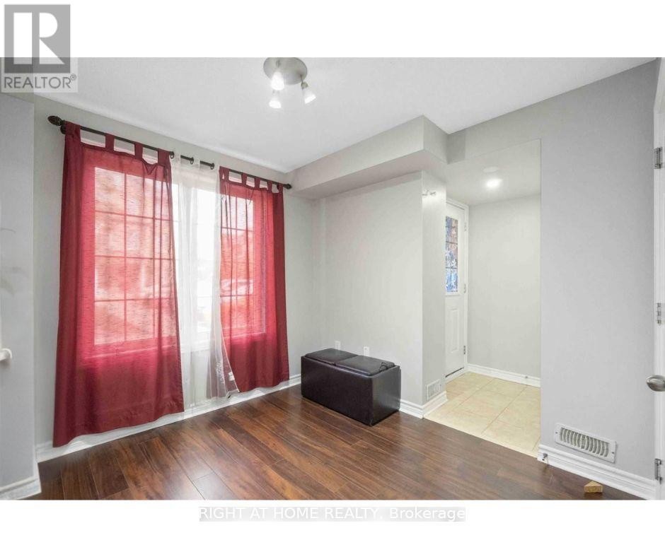 












28 STRANGFORD LANE

,
Toronto (Clairlea-Birchmount),




Ontario
M1L0E4

