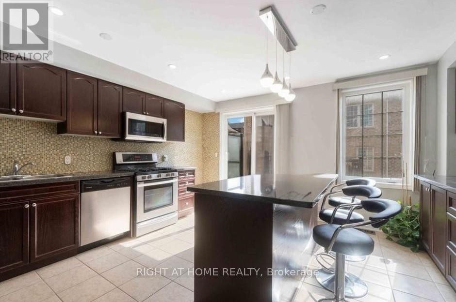 












28 STRANGFORD LANE

,
Toronto (Clairlea-Birchmount),




Ontario
M1L0E4

