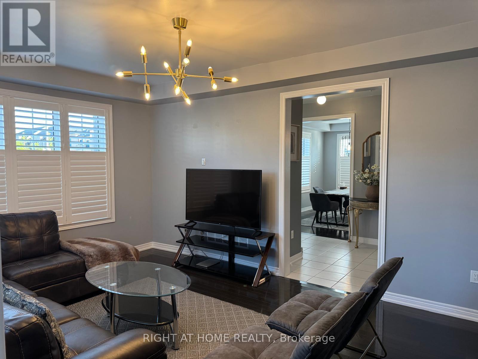 












184 CORONATION ROAD

,
Whitby,




Ontario
L1P0H5

