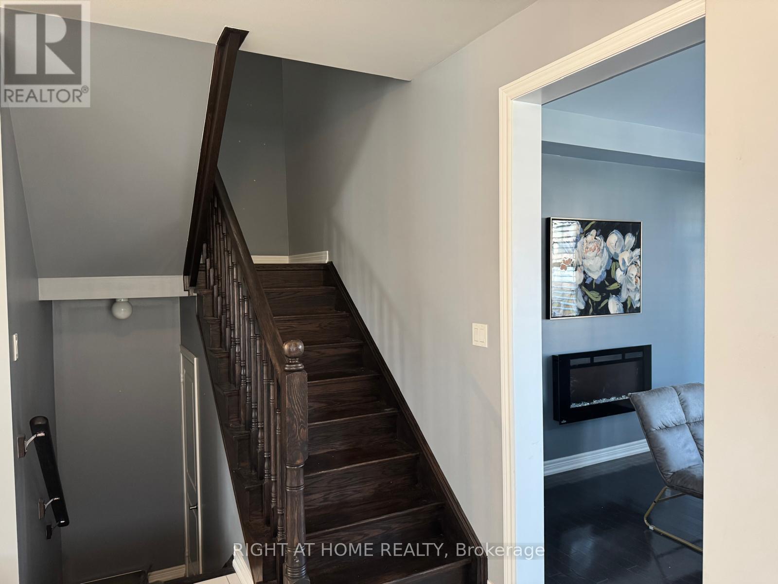 












184 CORONATION ROAD

,
Whitby,




Ontario
L1P0H5

