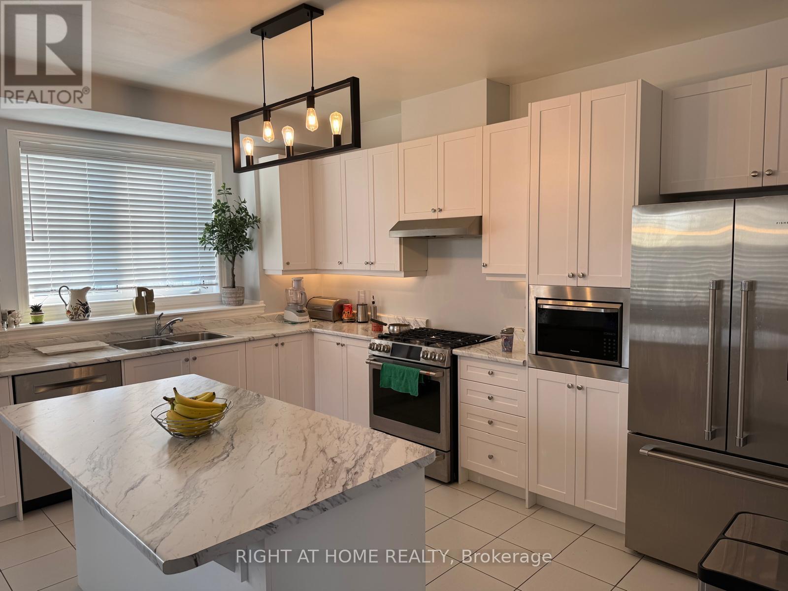 












184 CORONATION ROAD

,
Whitby,




Ontario
L1P0H5

