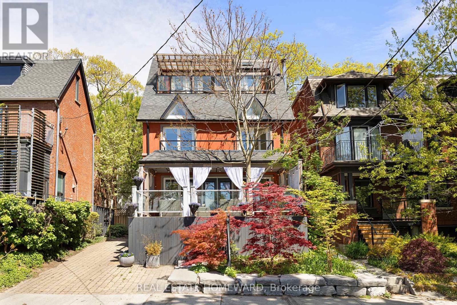 












2 PARK AVENUE

,
Toronto (The Beaches),




Ontario
M4E1B6

