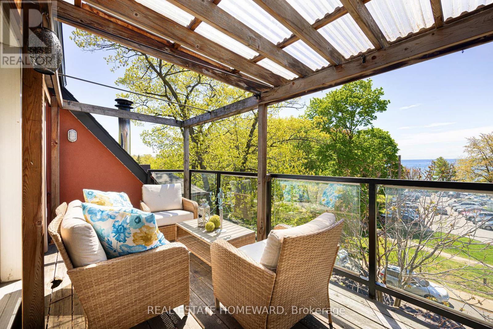












2 PARK AVENUE

,
Toronto (The Beaches),




Ontario
M4E1B6


