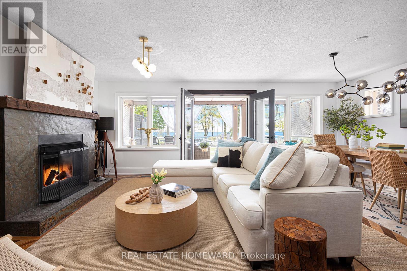 












2 PARK AVENUE

,
Toronto (The Beaches),




Ontario
M4E1B6

