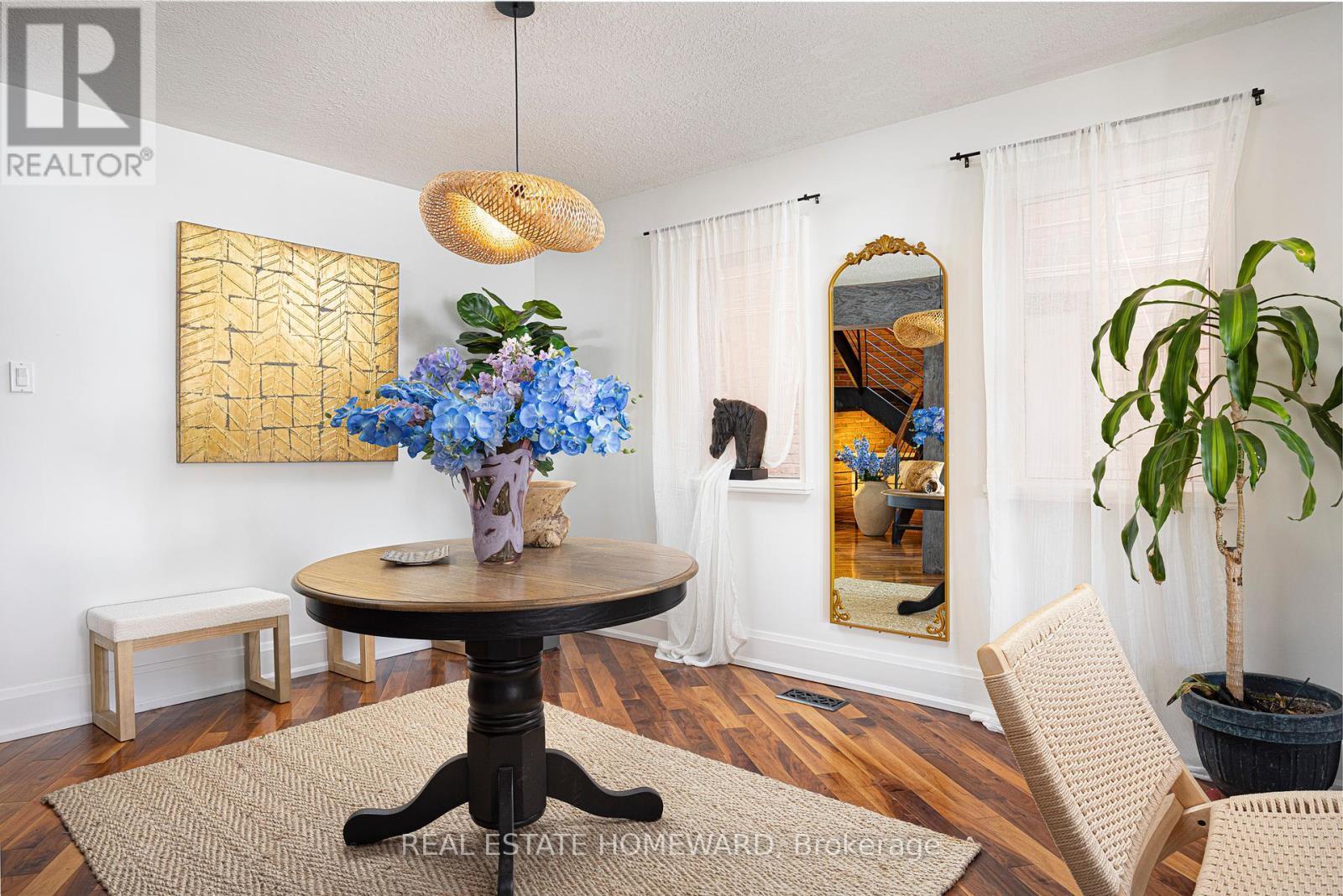 












2 PARK AVENUE

,
Toronto (The Beaches),




Ontario
M4E1B6

