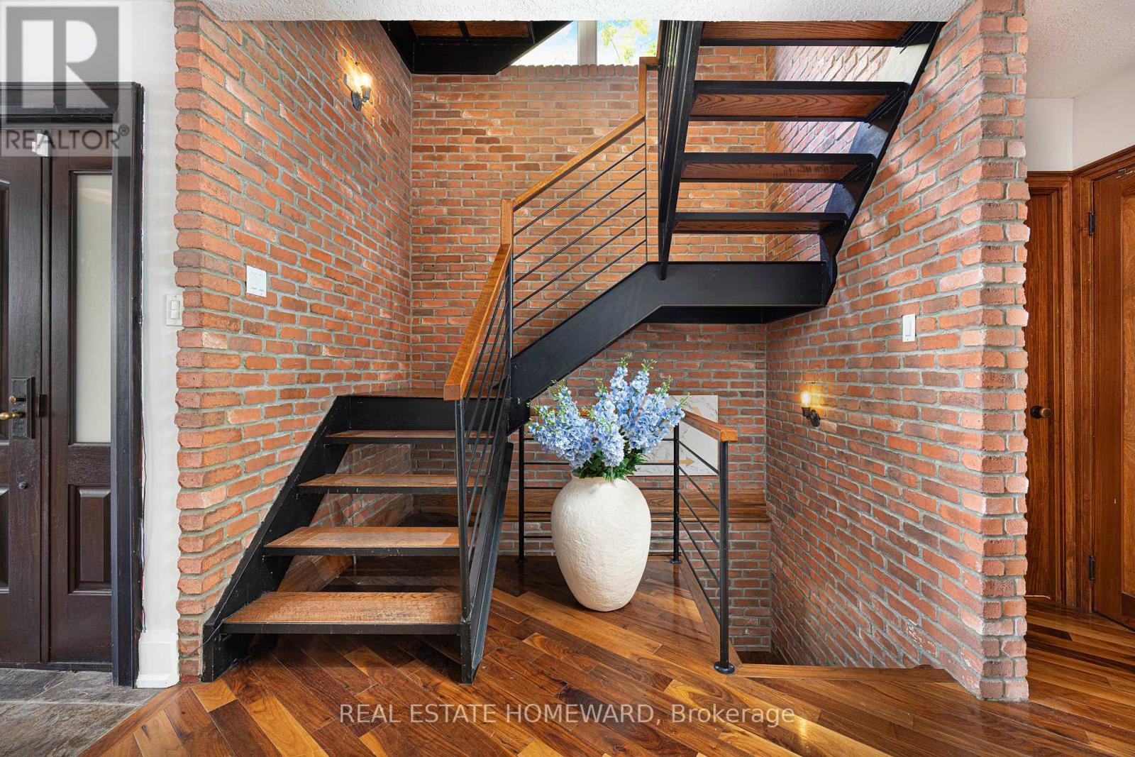 












2 PARK AVENUE

,
Toronto (The Beaches),




Ontario
M4E1B6

