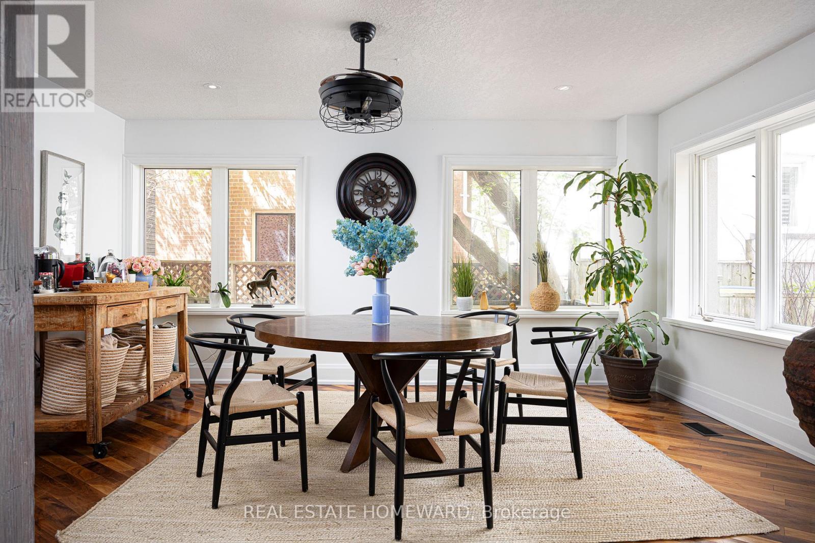 












2 PARK AVENUE

,
Toronto (The Beaches),




Ontario
M4E1B6

