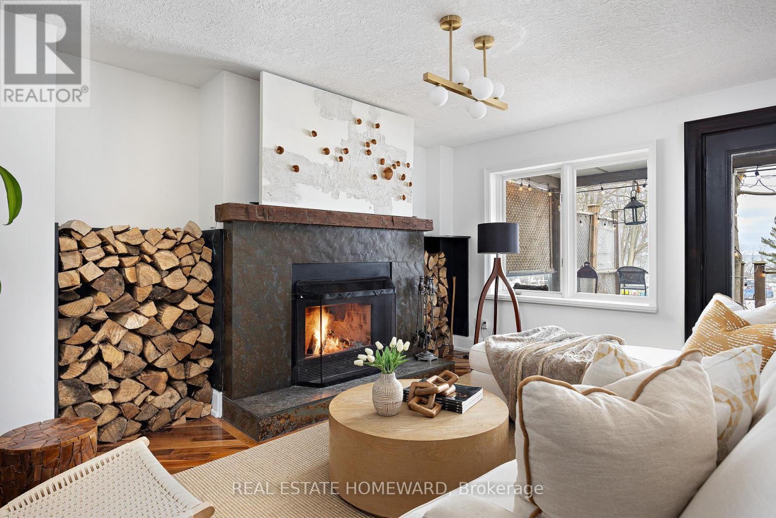 












2 PARK AVENUE

,
Toronto (The Beaches),




Ontario
M4E1B6

