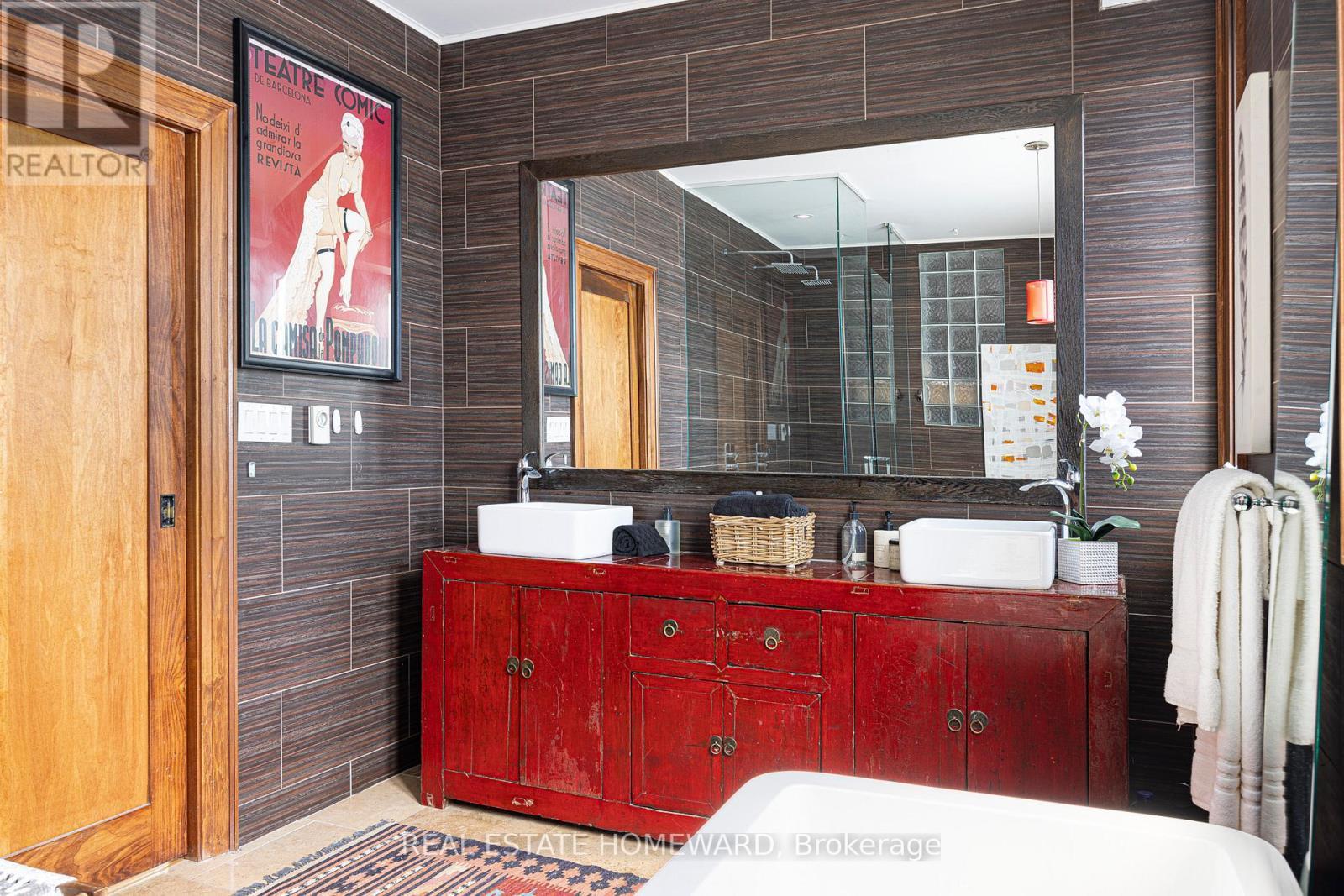 












2 PARK AVENUE

,
Toronto (The Beaches),




Ontario
M4E1B6

