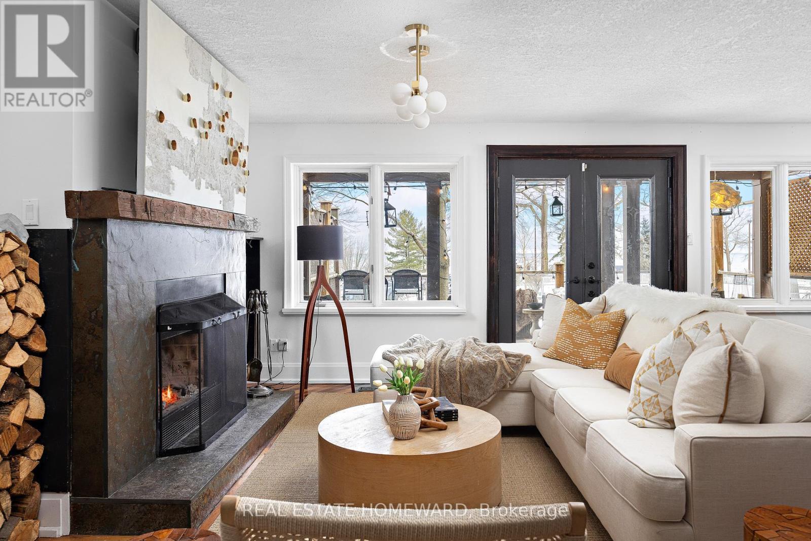 












2 PARK AVENUE

,
Toronto (The Beaches),




Ontario
M4E1B6

