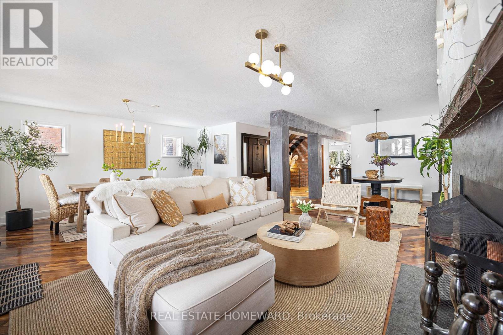 












2 PARK AVENUE

,
Toronto (The Beaches),




Ontario
M4E1B6

