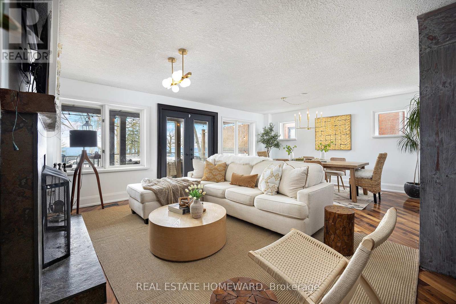 












2 PARK AVENUE

,
Toronto (The Beaches),




Ontario
M4E1B6

