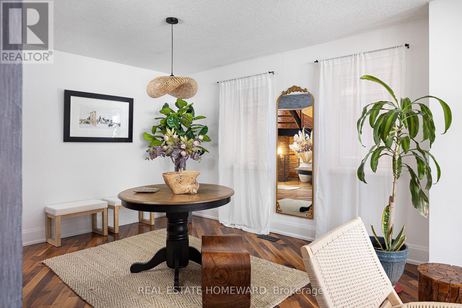 












2 PARK AVENUE

,
Toronto (The Beaches),




Ontario
M4E1B6

