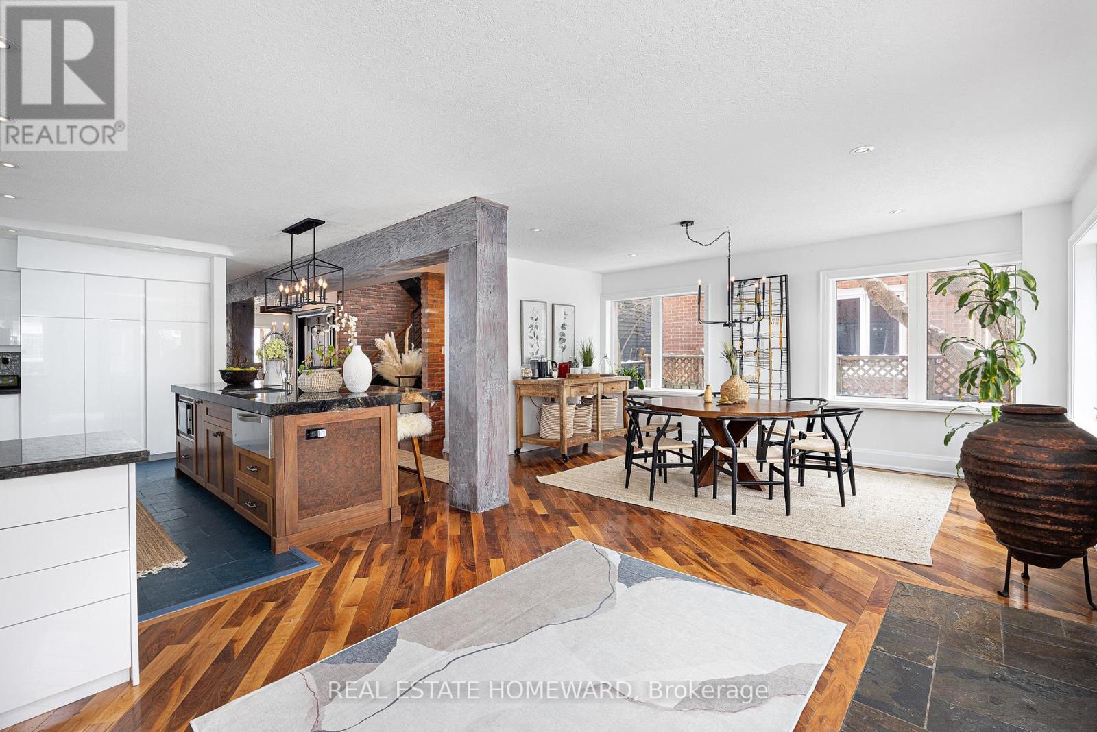 












2 PARK AVENUE

,
Toronto (The Beaches),




Ontario
M4E1B6

