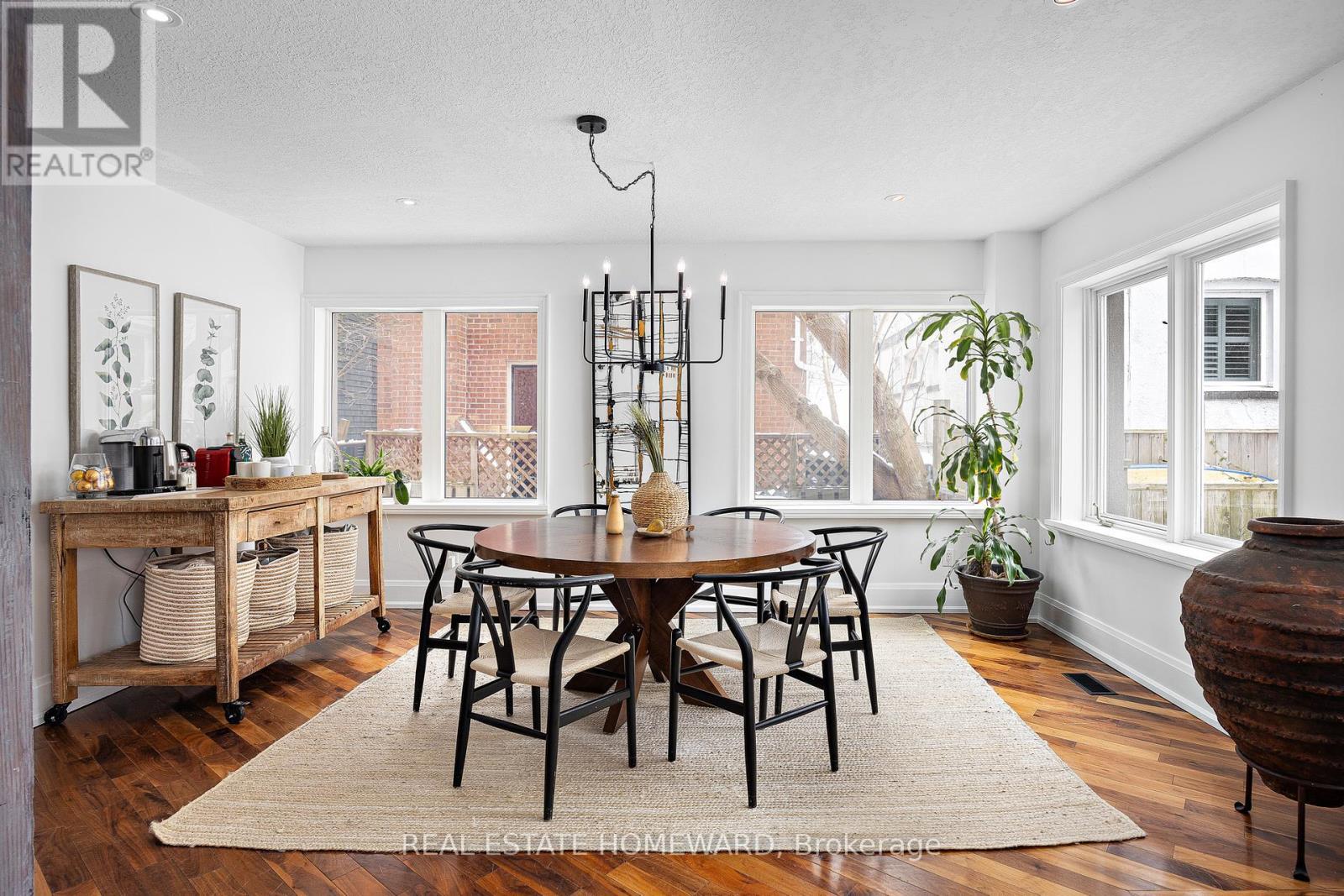 












2 PARK AVENUE

,
Toronto (The Beaches),




Ontario
M4E1B6

