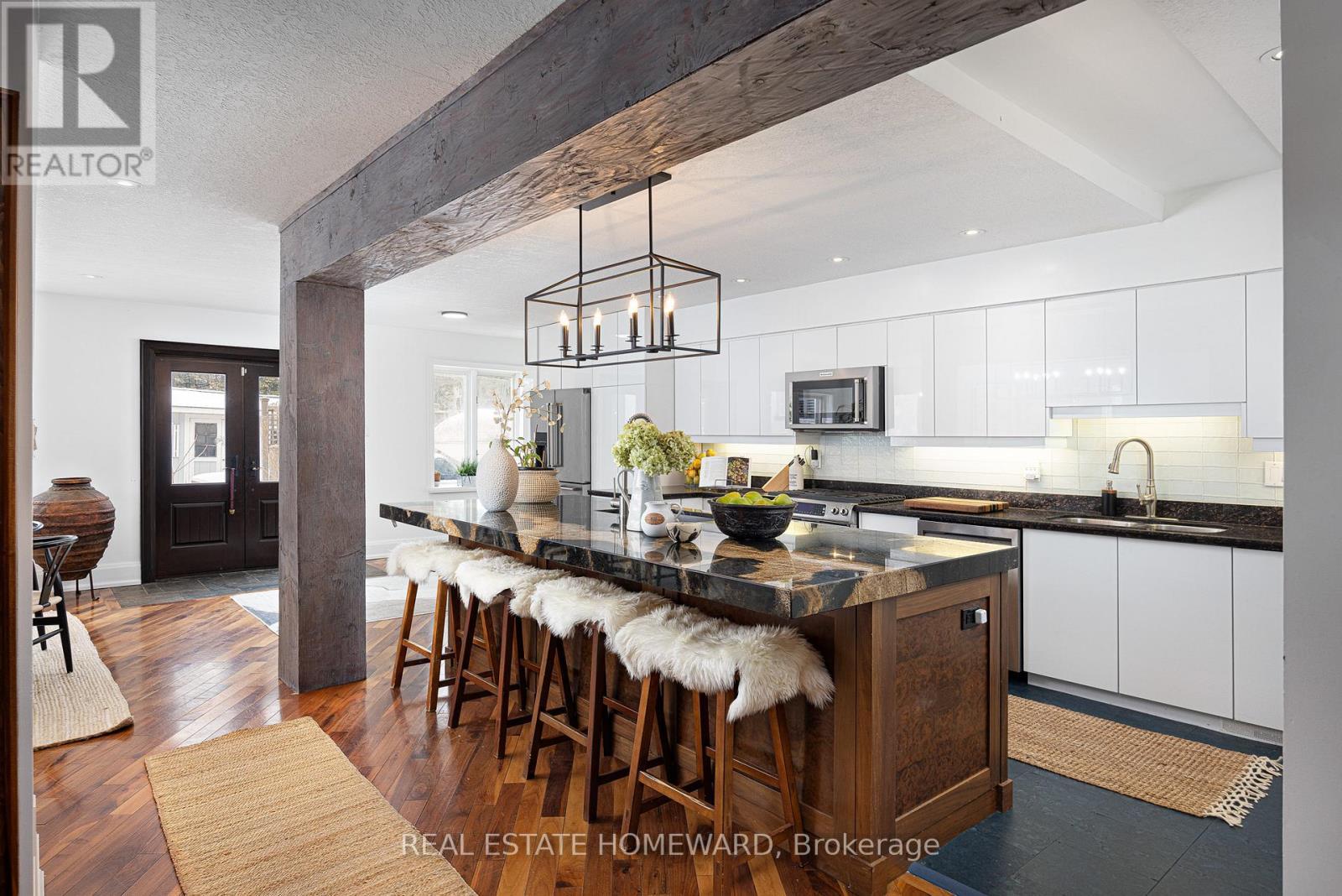 












2 PARK AVENUE

,
Toronto (The Beaches),




Ontario
M4E1B6

