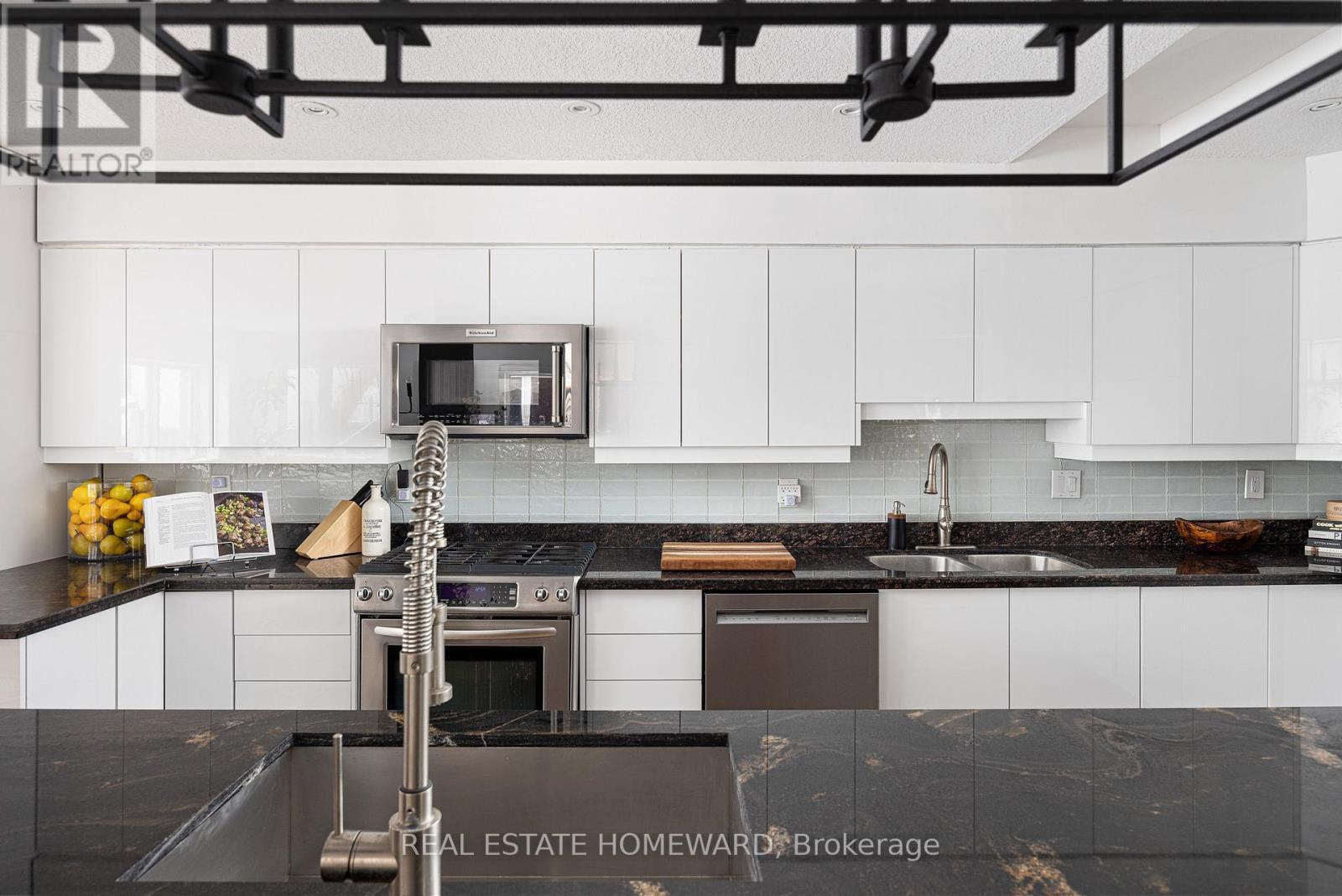 












2 PARK AVENUE

,
Toronto (The Beaches),




Ontario
M4E1B6

