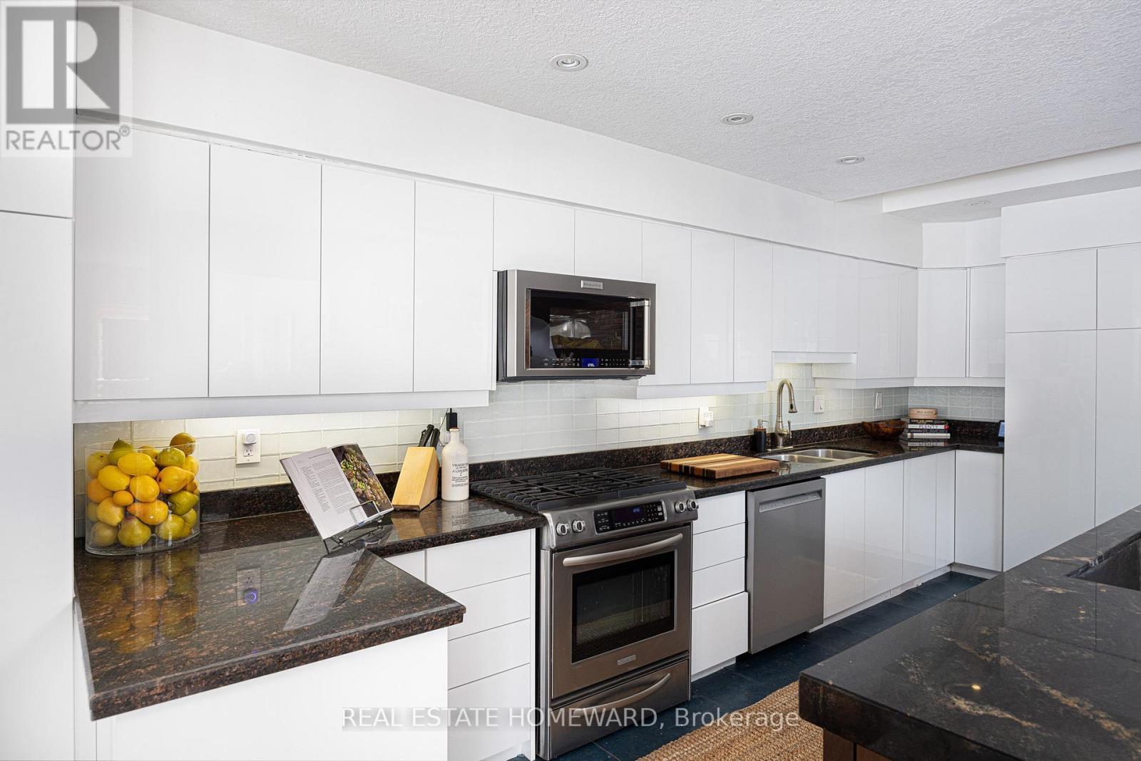 












2 PARK AVENUE

,
Toronto (The Beaches),




Ontario
M4E1B6

