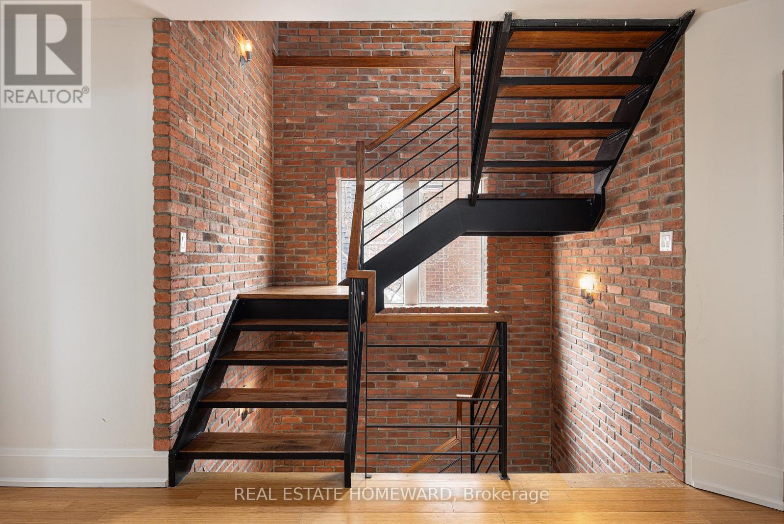 












2 PARK AVENUE

,
Toronto (The Beaches),




Ontario
M4E1B6

