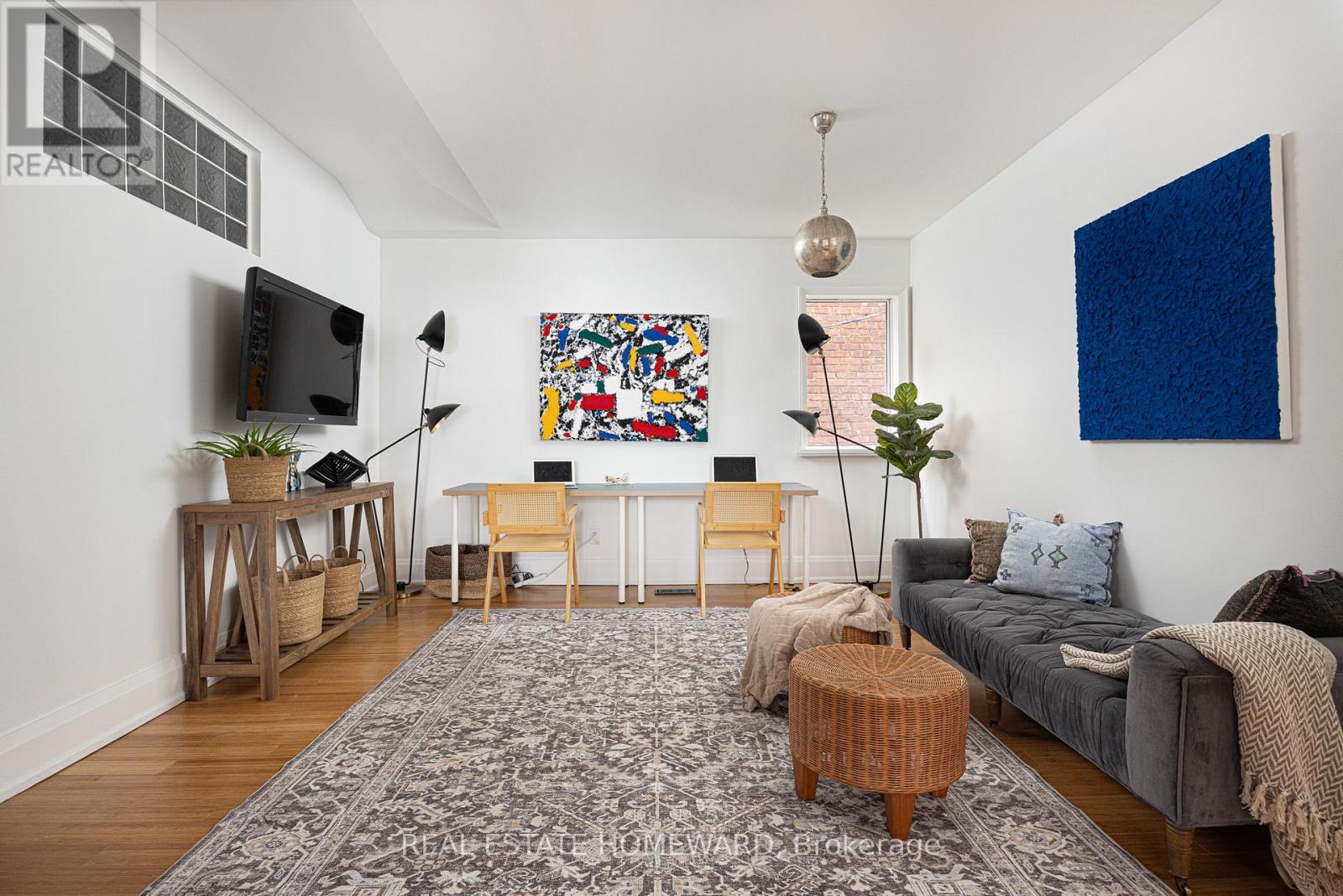 












2 PARK AVENUE

,
Toronto (The Beaches),




Ontario
M4E1B6

