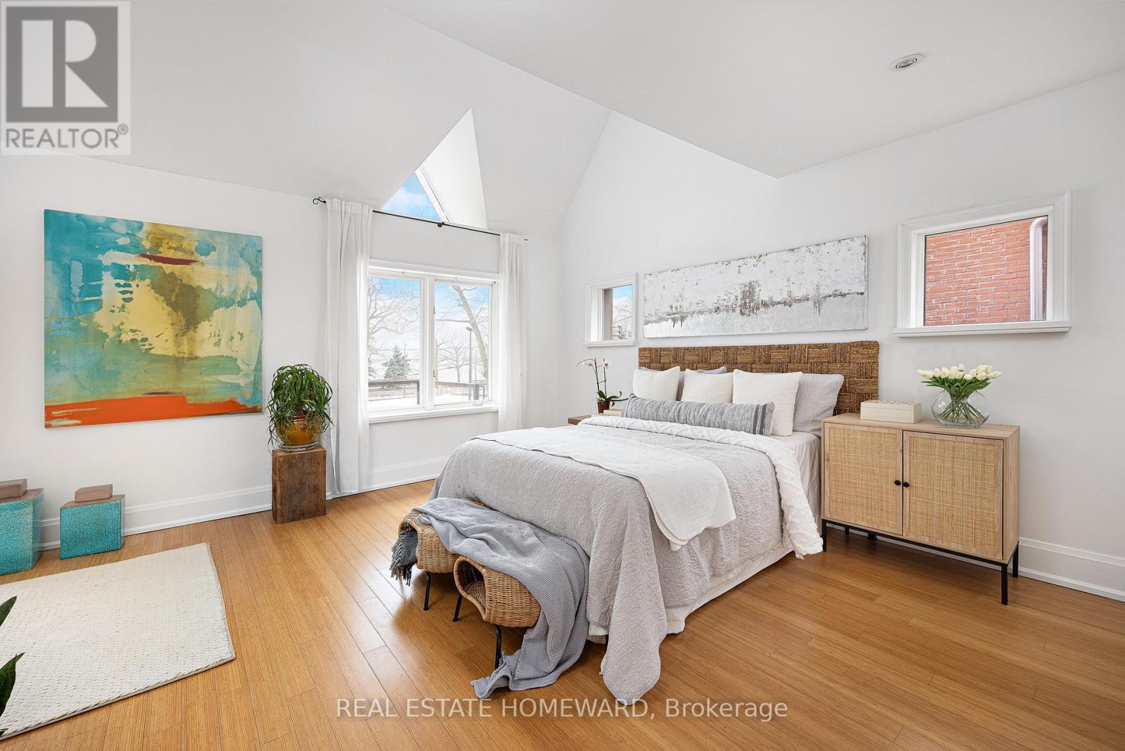 












2 PARK AVENUE

,
Toronto (The Beaches),




Ontario
M4E1B6

