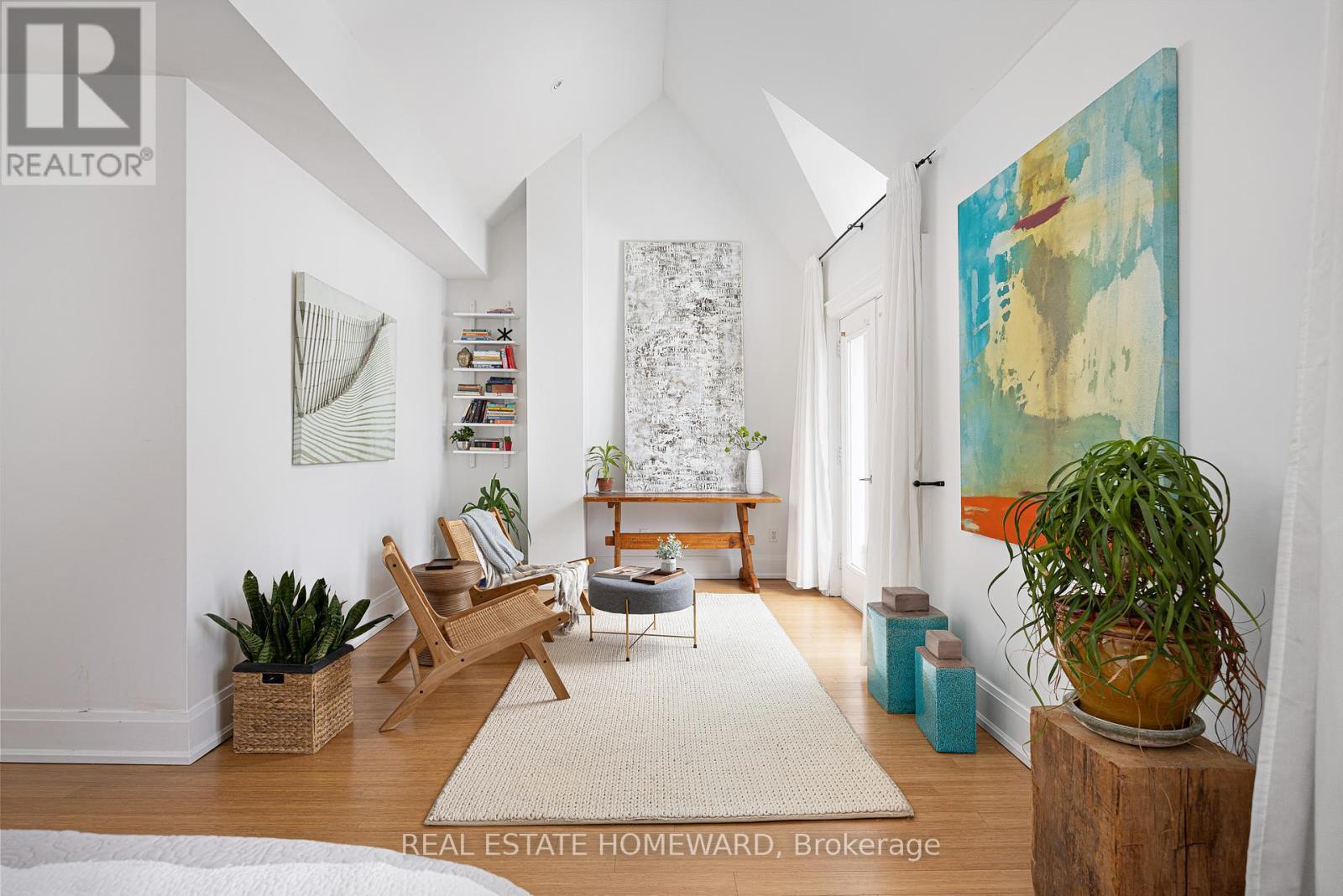 












2 PARK AVENUE

,
Toronto (The Beaches),




Ontario
M4E1B6

