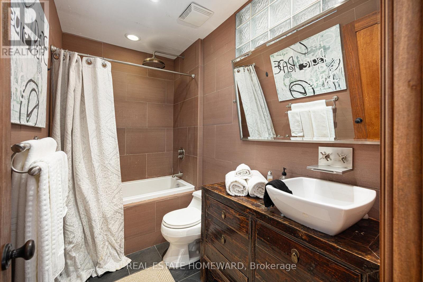 












2 PARK AVENUE

,
Toronto (The Beaches),




Ontario
M4E1B6

