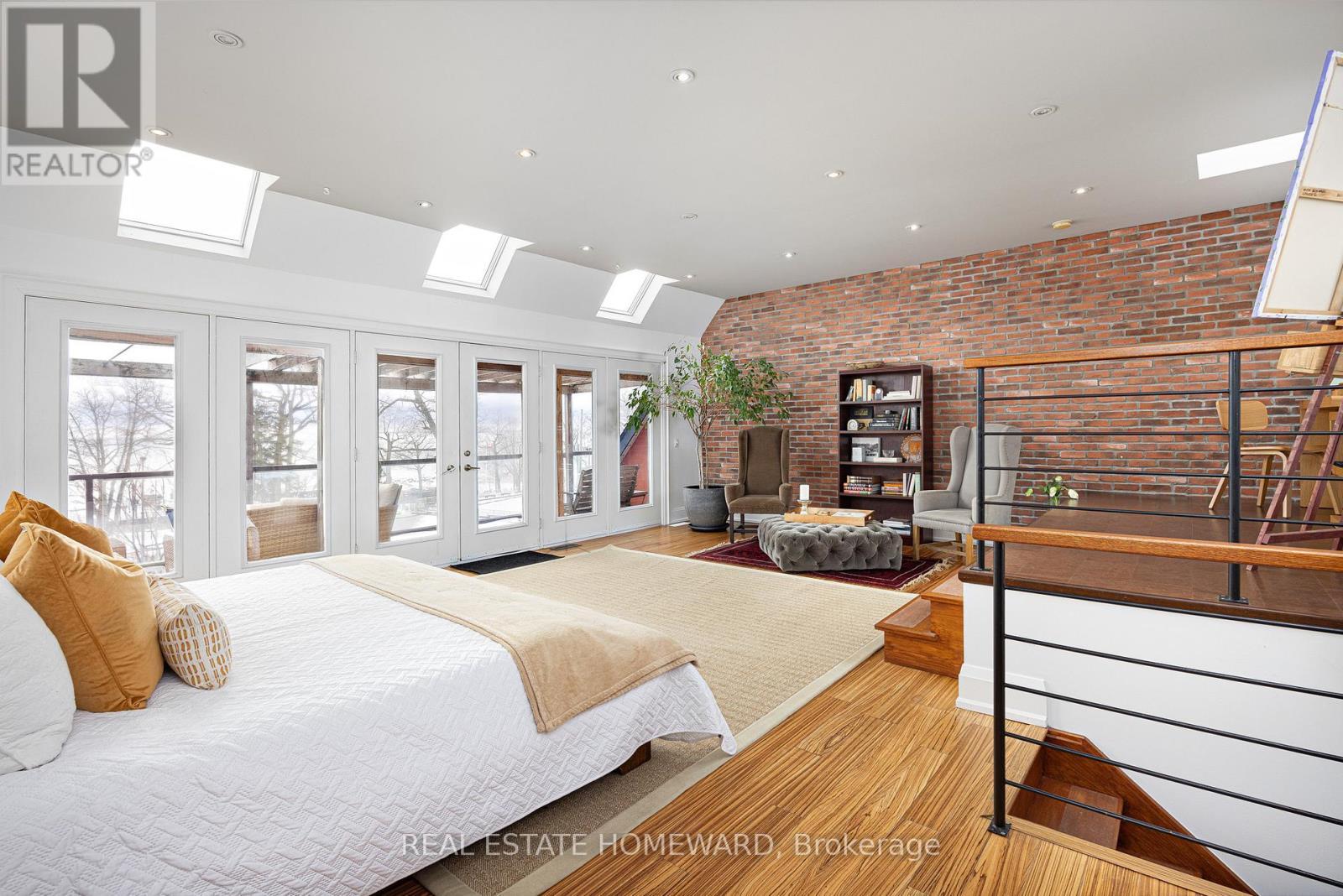 












2 PARK AVENUE

,
Toronto (The Beaches),




Ontario
M4E1B6

