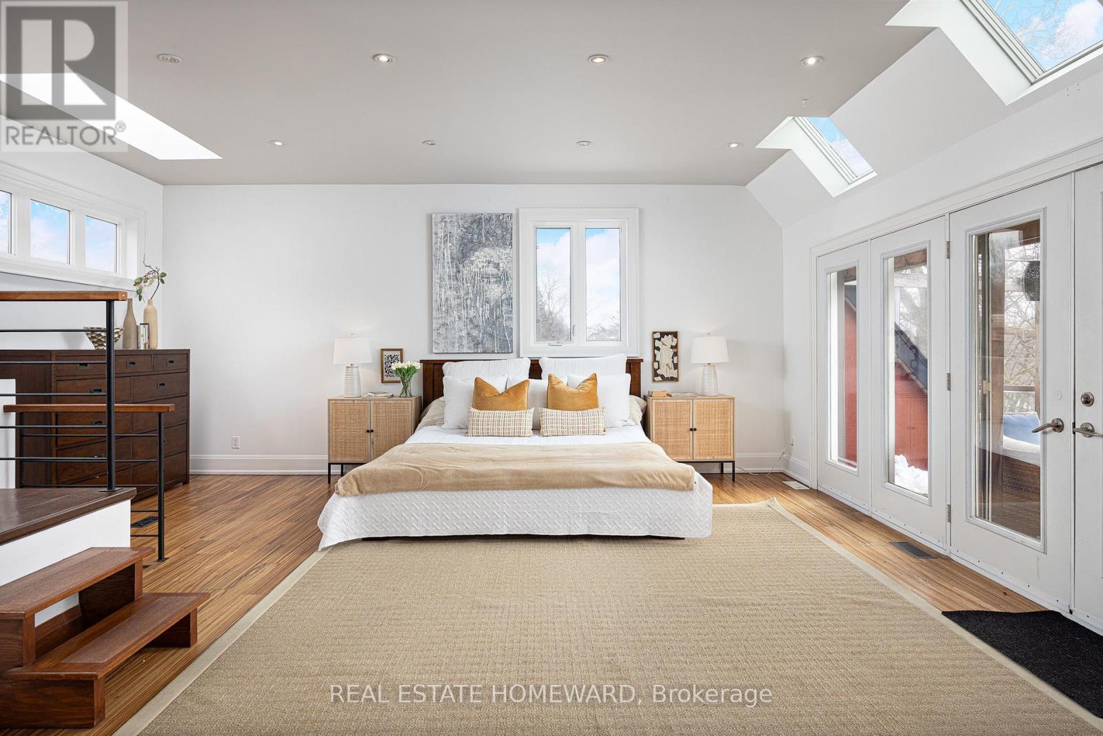 












2 PARK AVENUE

,
Toronto (The Beaches),




Ontario
M4E1B6

