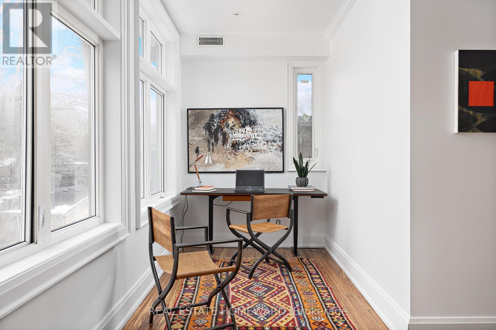 












2 PARK AVENUE

,
Toronto (The Beaches),




Ontario
M4E1B6

