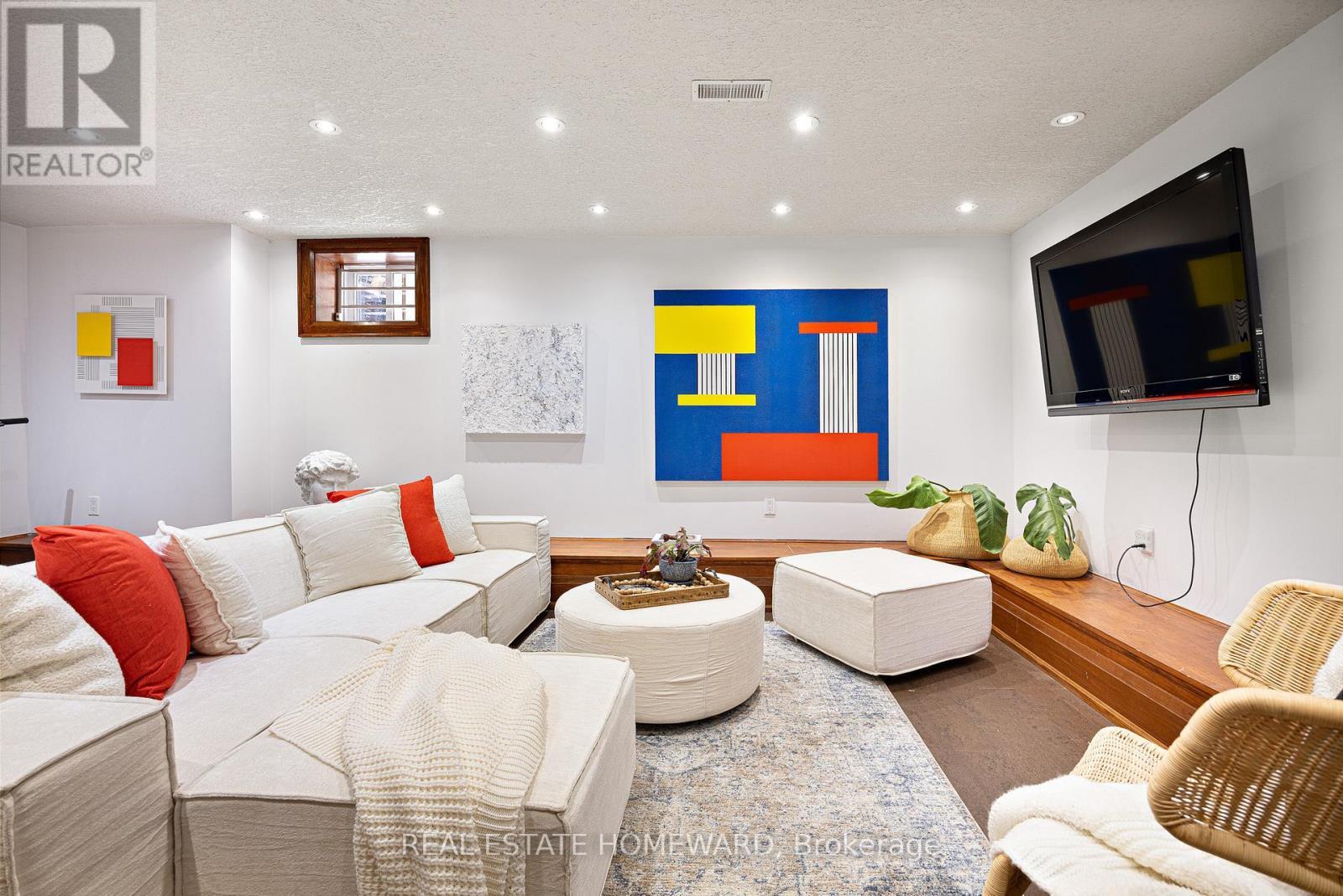 












2 PARK AVENUE

,
Toronto (The Beaches),




Ontario
M4E1B6

