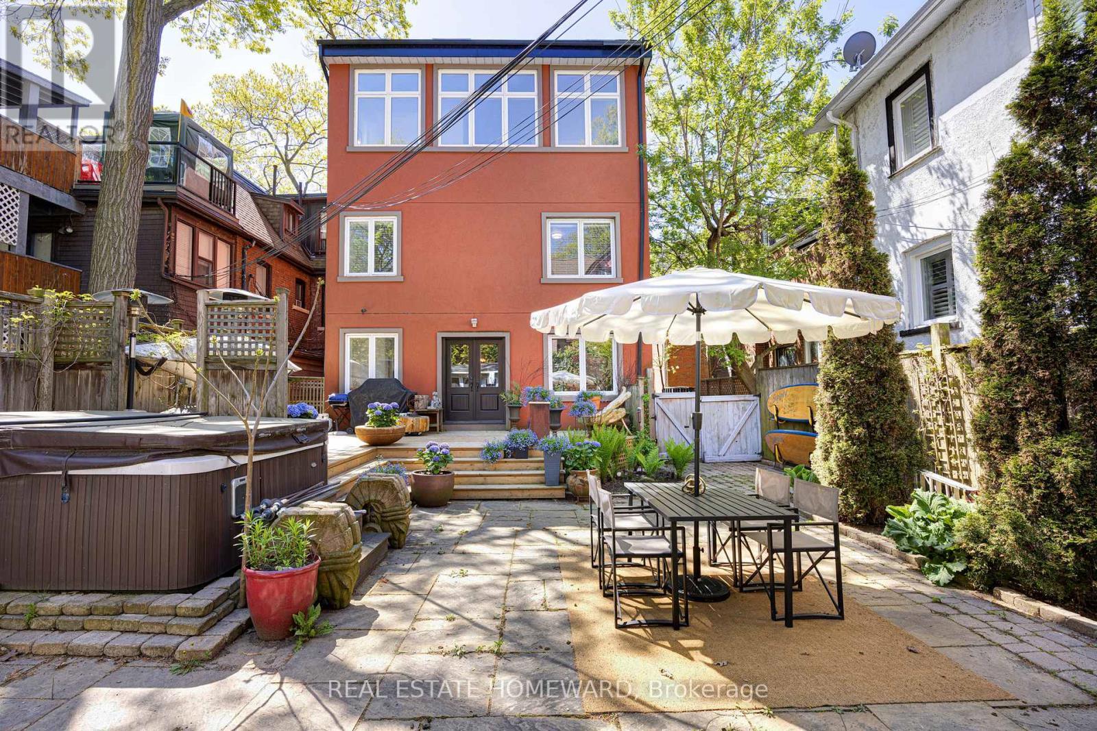 












2 PARK AVENUE

,
Toronto (The Beaches),




Ontario
M4E1B6


