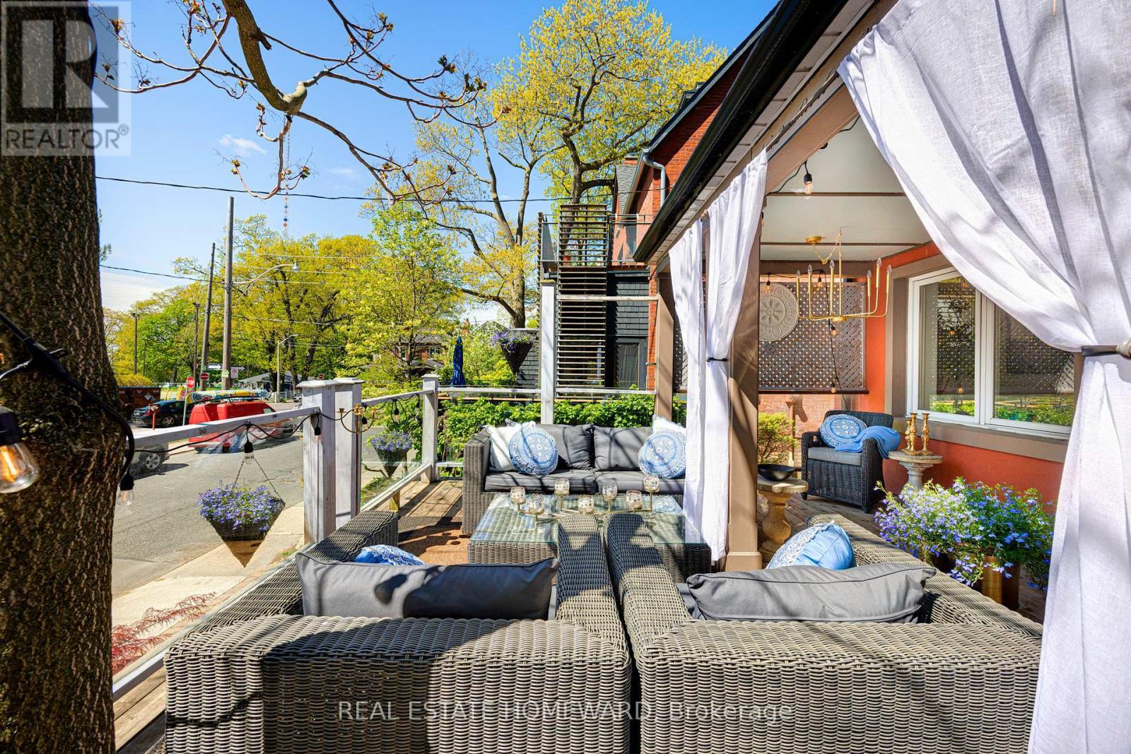 












2 PARK AVENUE

,
Toronto (The Beaches),




Ontario
M4E1B6

