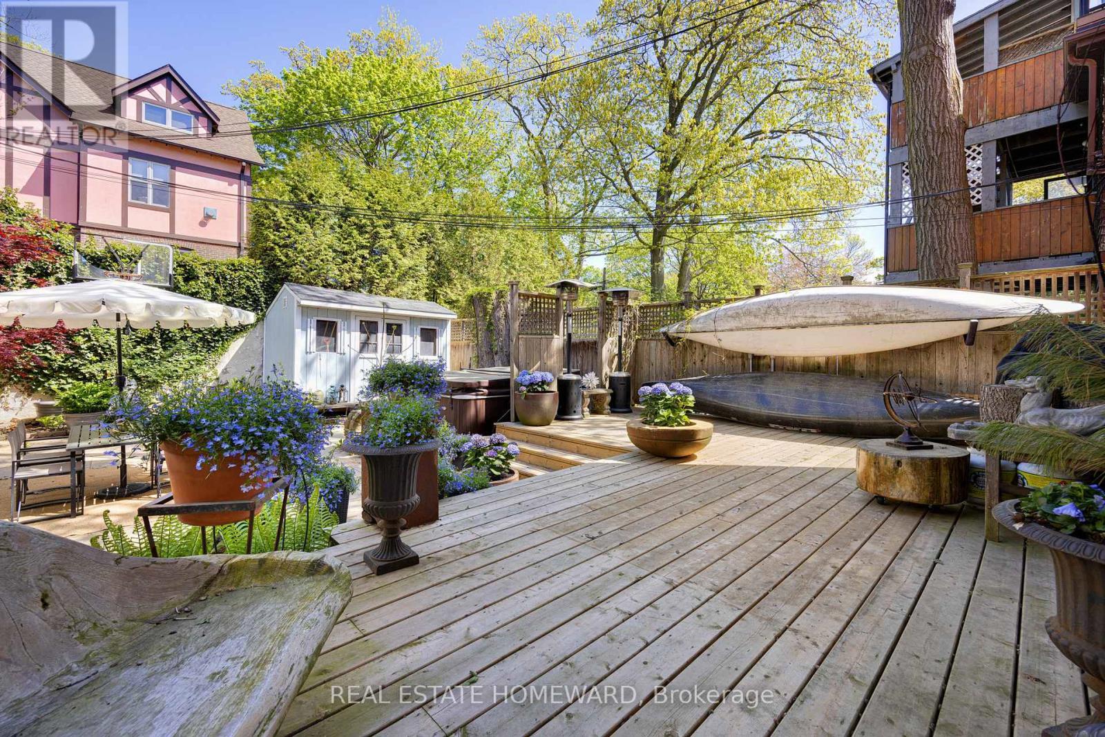 












2 PARK AVENUE

,
Toronto (The Beaches),




Ontario
M4E1B6

