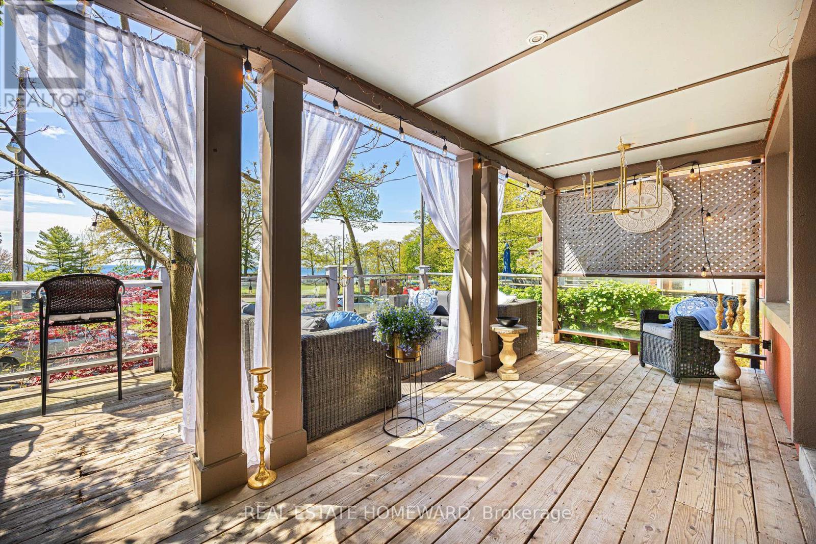 












2 PARK AVENUE

,
Toronto (The Beaches),




Ontario
M4E1B6

