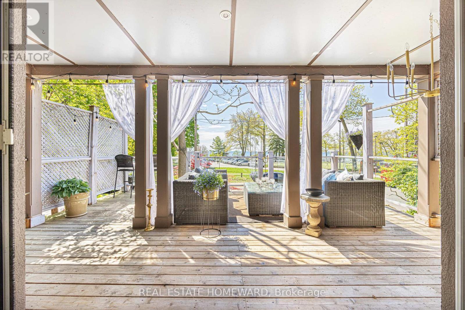 












2 PARK AVENUE

,
Toronto (The Beaches),




Ontario
M4E1B6

