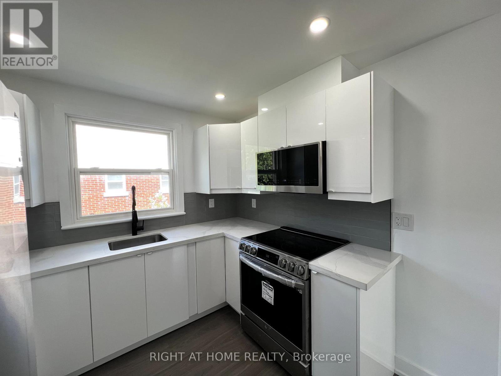 












75 PONTIAC AVENUE

,
Oshawa (Centennial),




Ontario
L1G3M1

