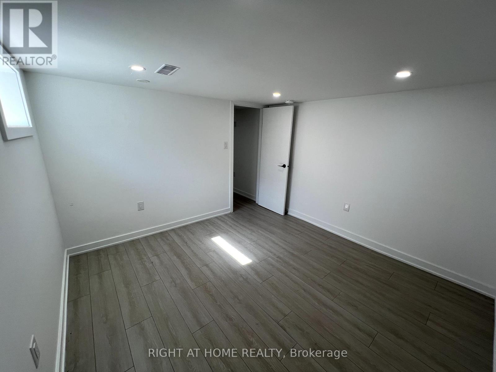 












75 PONTIAC AVENUE

,
Oshawa (Centennial),




Ontario
L1G3M1

