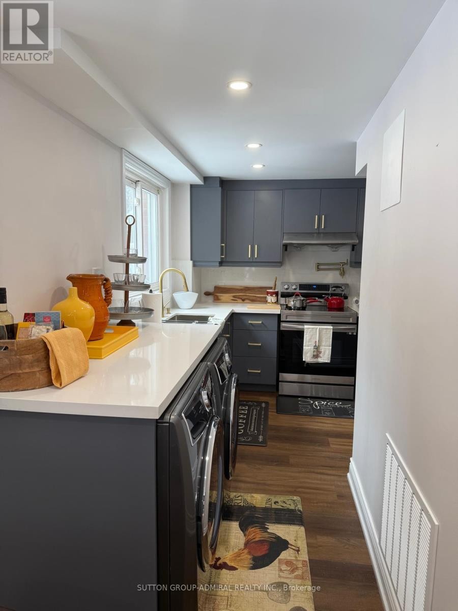 












7 GRAPHIC COURT

,
Toronto (Highland Creek),




Ontario
M1C4X8

