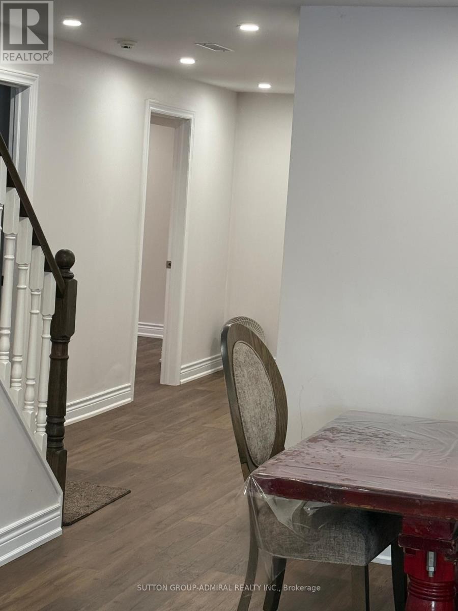 












7 GRAPHIC COURT

,
Toronto (Highland Creek),




Ontario
M1C4X8


