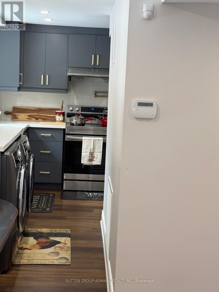 












7 GRAPHIC COURT

,
Toronto (Highland Creek),




Ontario
M1C4X8


