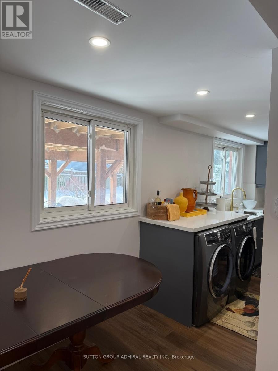 












7 GRAPHIC COURT

,
Toronto (Highland Creek),




Ontario
M1C4X8

