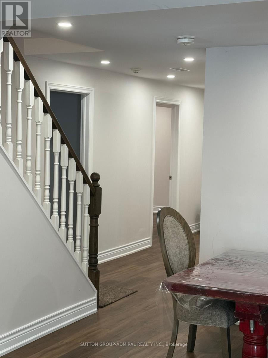 












7 GRAPHIC COURT

,
Toronto (Highland Creek),




Ontario
M1C4X8

