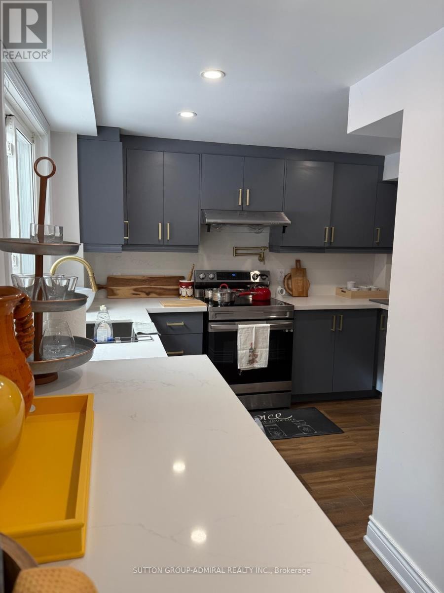 












7 GRAPHIC COURT

,
Toronto (Highland Creek),




Ontario
M1C4X8

