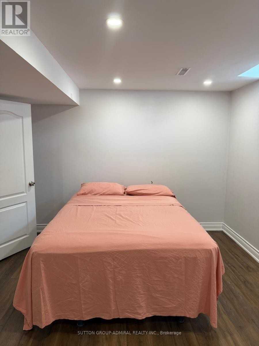 












7 GRAPHIC COURT

,
Toronto (Highland Creek),




Ontario
M1C4X8

