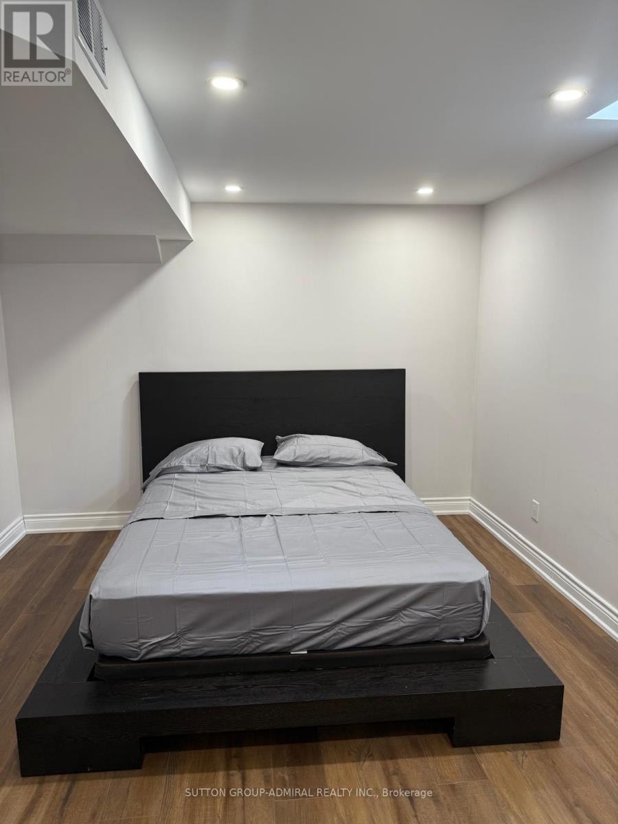 












7 GRAPHIC COURT

,
Toronto (Highland Creek),




Ontario
M1C4X8

